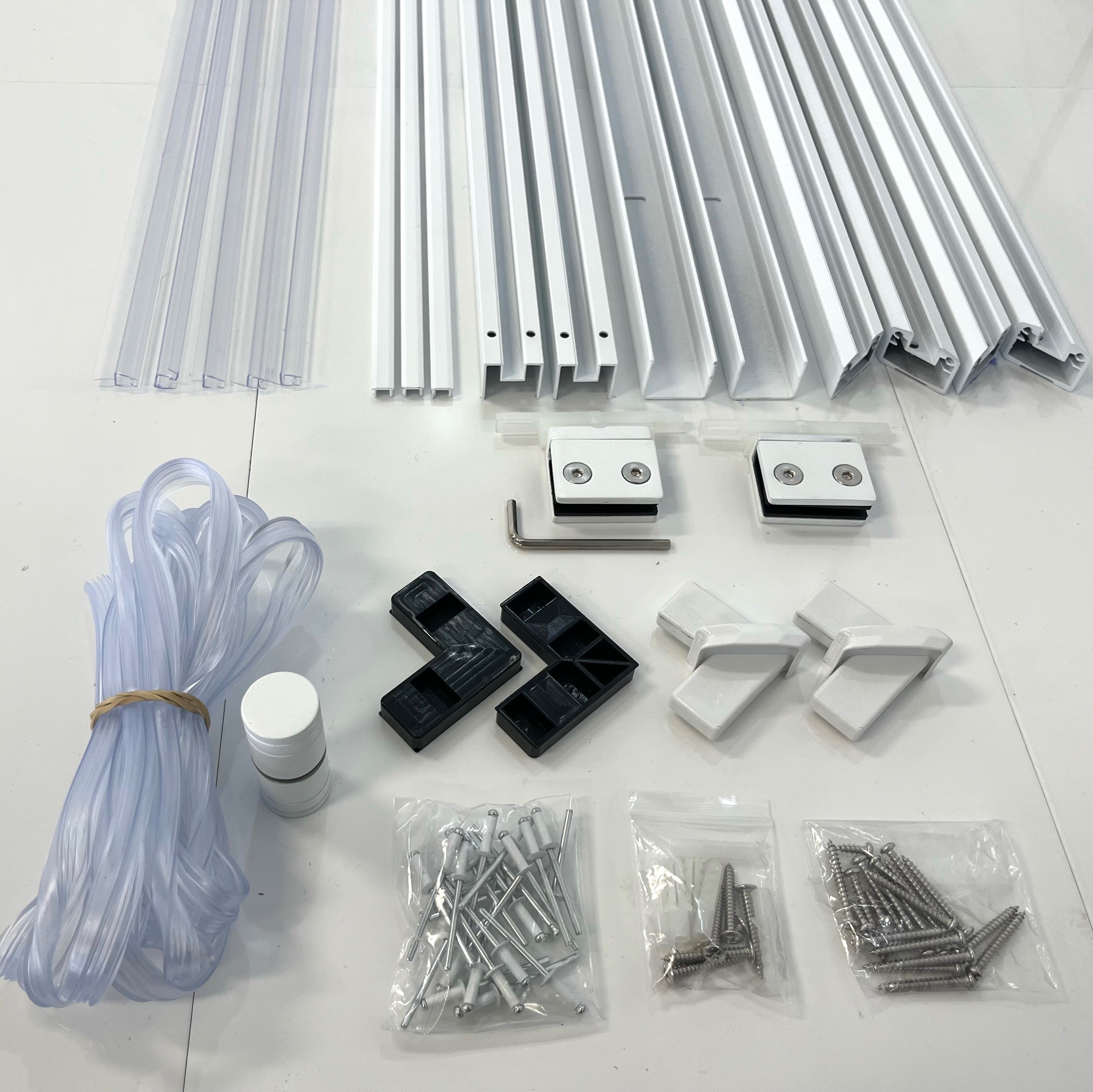 MASTER RANGE SEMI FRAMED CORNER SHOWER KIT (MATTE WHITE)